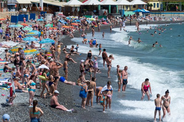 Отдыхающие на пляже в Алуште