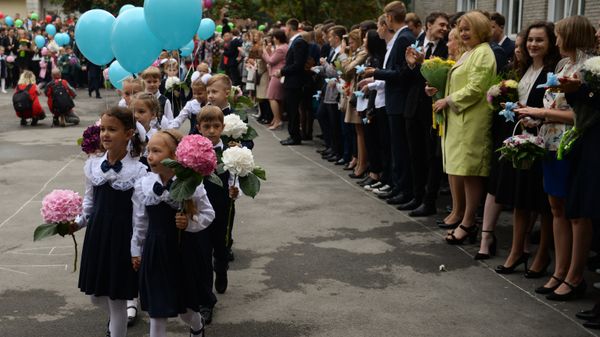 Ученики первых классов во время торжественной линейки посвященной Дню знаний Ученики первых классов во время торжественной линейки посвященной Дню знаний