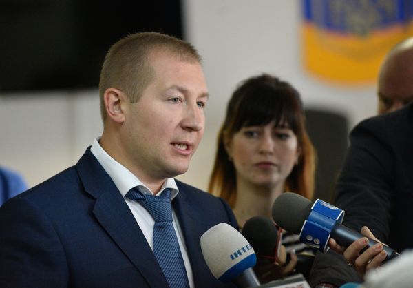 Адвокат Виктора Януковича Виталий Сердюк отвечает на вопросы журналистов после заседания Оболонского суда Киева по делу бывшего президента Украины Виктора Януковича Адвокат Виктора Януковича Виталий Сердюк отвечает на вопросы журналистов после заседания Оболонского суда Киева по делу бывшего президента Украины Виктора Януковича