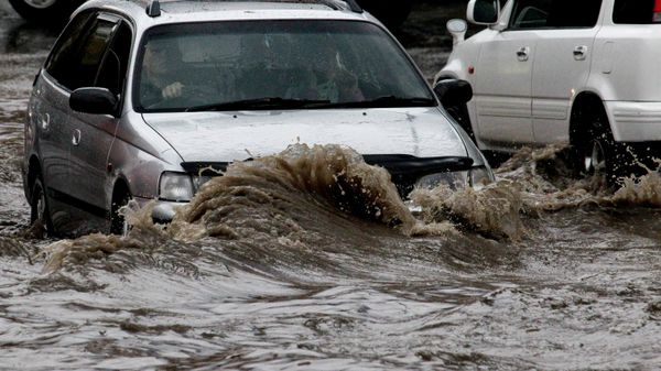 Ливень осложнил движение автотранспорта на улицах Владивостока Ливень осложнил движение автотранспорта на улицах Владивостока