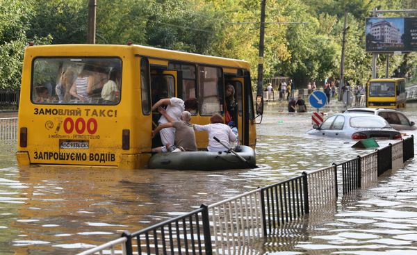 Последствия сильного дождя во Львове