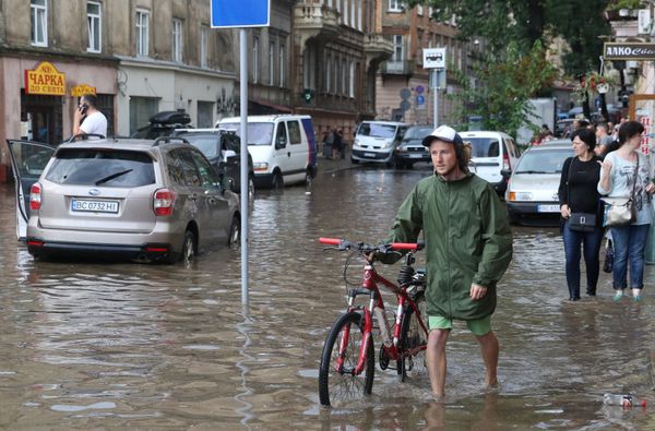 Последствия сильного дождя во Львове
