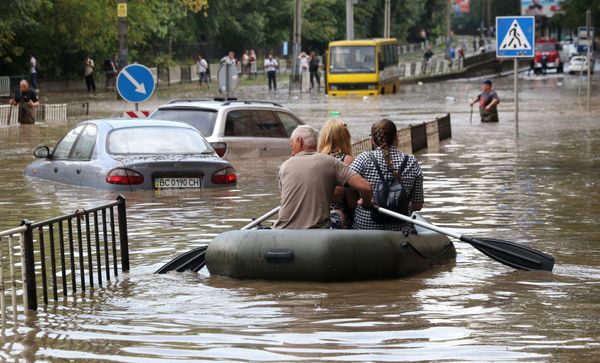 Последствия сильного дождя во Львове