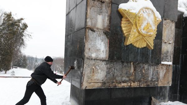 Националисты осквернили Монумент Славы во Львове Националисты осквернили Монумент Славы во Львове