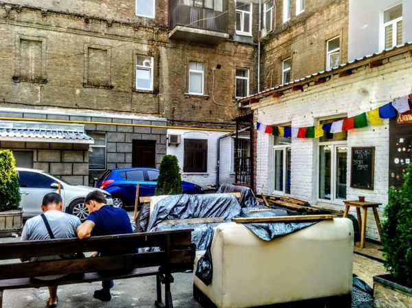 Киев дворы архитектура жители автомобиль