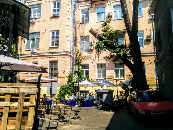 Киев дворы архитектура жители автомобиль Киев дворы архитектура жители автомобиль