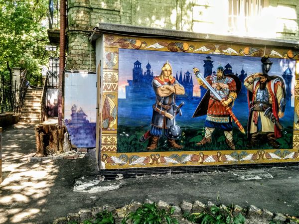 Киев дворы архитектура граффити три богатыря Киев дворы архитектура граффити три богатыря