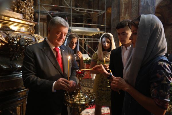 Петр Порошенко с семьей церковь свечи