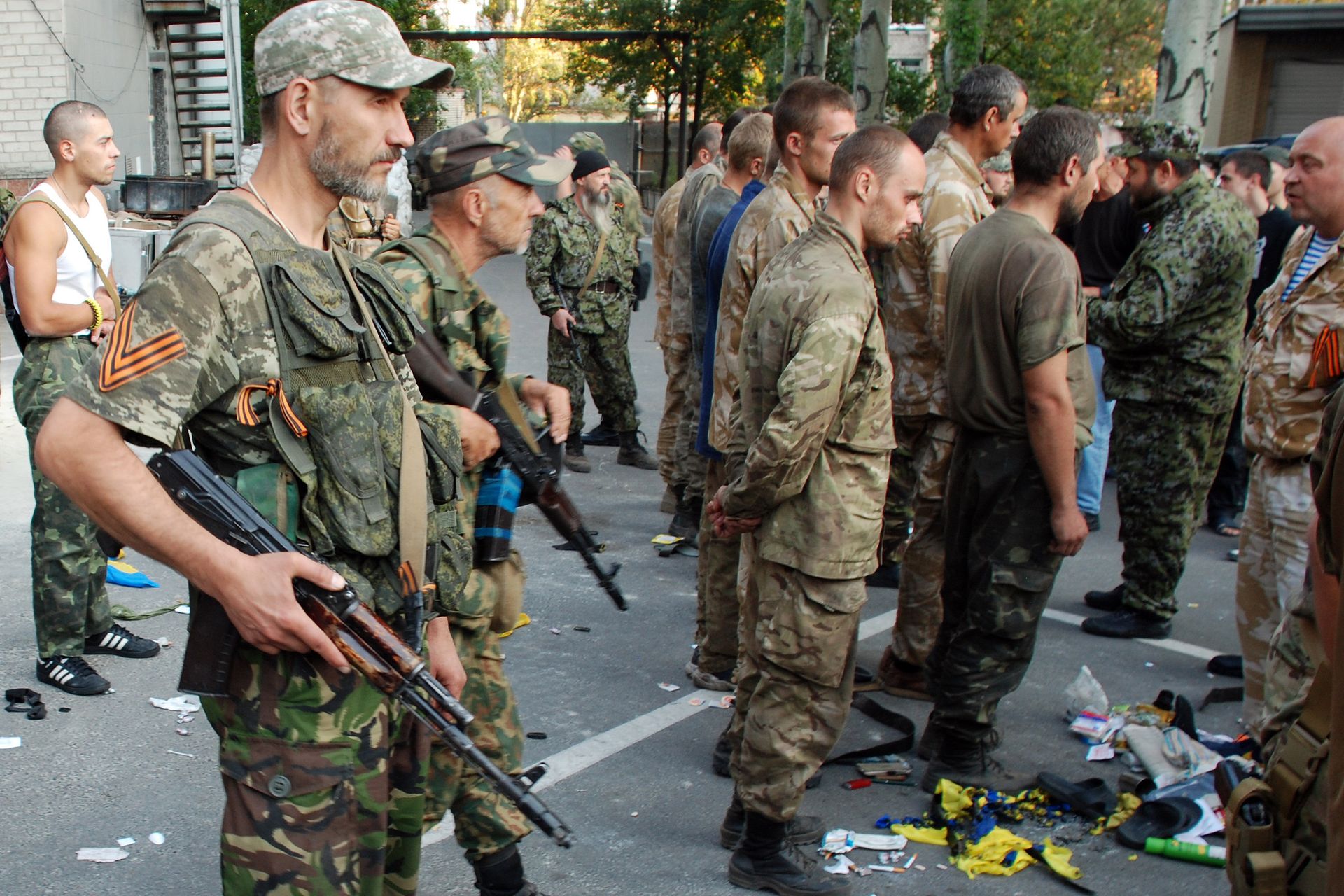 Пленные украинские военные вывезены из окружения под Иловайском - РИА Новости, 1920, 06.02.2022