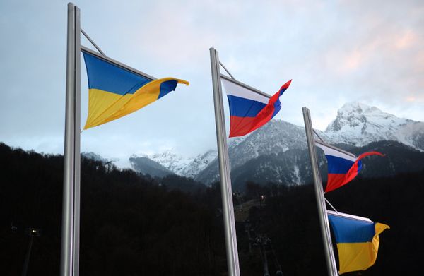 Национальные флаги Украины и России Национальные флаги Украины и России
