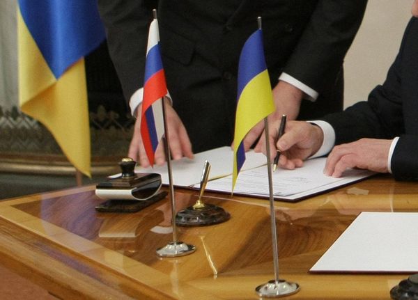 Флаги России и Украины