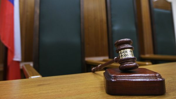 Кресло судьи в зале заседаний Московского городского суда