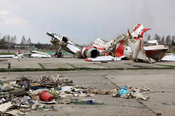 Обломки польского правительственного самолета Ту-154 в Смоленске Обломки польского правительственного самолета Ту-154 в Смоленске