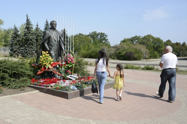 Памятник Кобзон Донецк