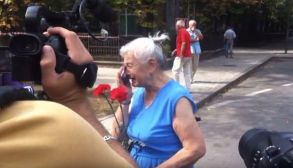 Место убийство Захарченко: кровь, слезы и цветы ВИДЕО
