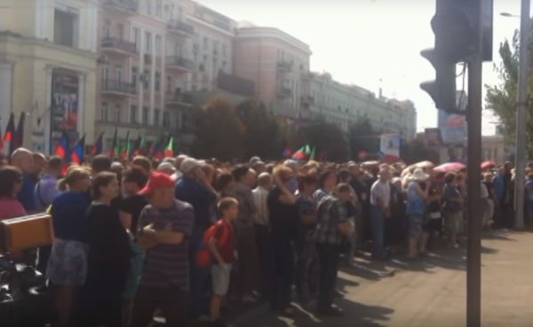 Похороны Захарченко: десятки тысяч людей и море цветов ВИДЕО