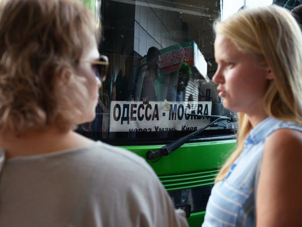 Автобус, следующий по маршруту Одесса - Москва на автовокзале в Киеве Автобус, следующий по маршруту Одесса - Москва на автовокзале в Киеве