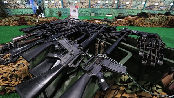 Стрелковое оружие, представленное на выставке оружия, захваченного у боевиков в Сирии, в рамках IV Международного военно-технического форума «Армия-2018» в Кубинк Стрелковое оружие, представленное на выставке оружия, захваченного у боевиков в Сирии, в рамках IV Международного военно-технического форума «Армия-2018» в Кубинк