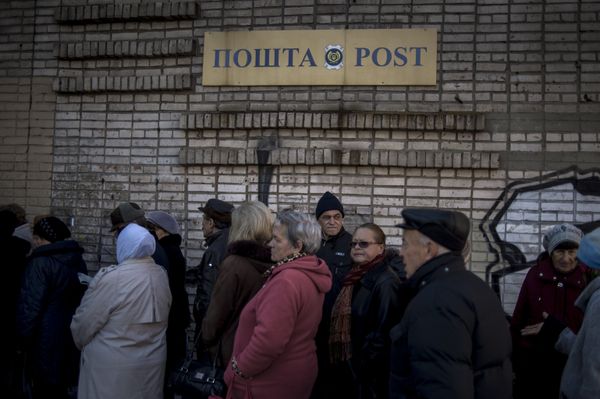 Местные жители в очереди на получение пенсий и компенсаций в городе Луганске Местные жители в очереди на получение пенсий и компенсаций в городе Луганске