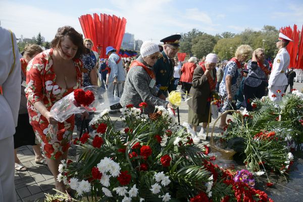 Празднование освобождения Донбасса от фашистов в Донецке Празднование освобождения Донбасса от фашистов в Донецке
