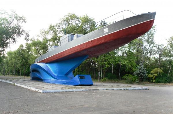 Памятник морякам-десантникам в Мариуполе