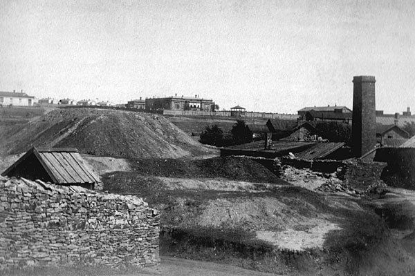 Район юзовского металлургического завода, на втором плане дом Юза; фото 1888 года из фонда краеведческого музея Район юзовского металлургического завода, на втором плане дом Юза; фото 1888 года из фонда краеведческого музея