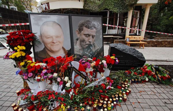 Мемориальный камень на месте гибели А. Захарченко в Донецке
