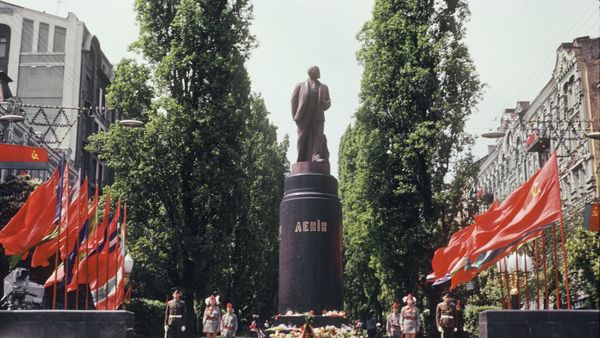 Памятник В.И. Ленину на бульваре Тараса Шевченко