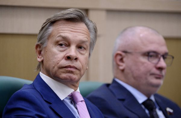 Член Совета Федерации РФ Алексей Пушков (слева) на заседании Совета Федерации РФ Член Совета Федерации РФ Алексей Пушков (слева) на заседании Совета Федерации РФ