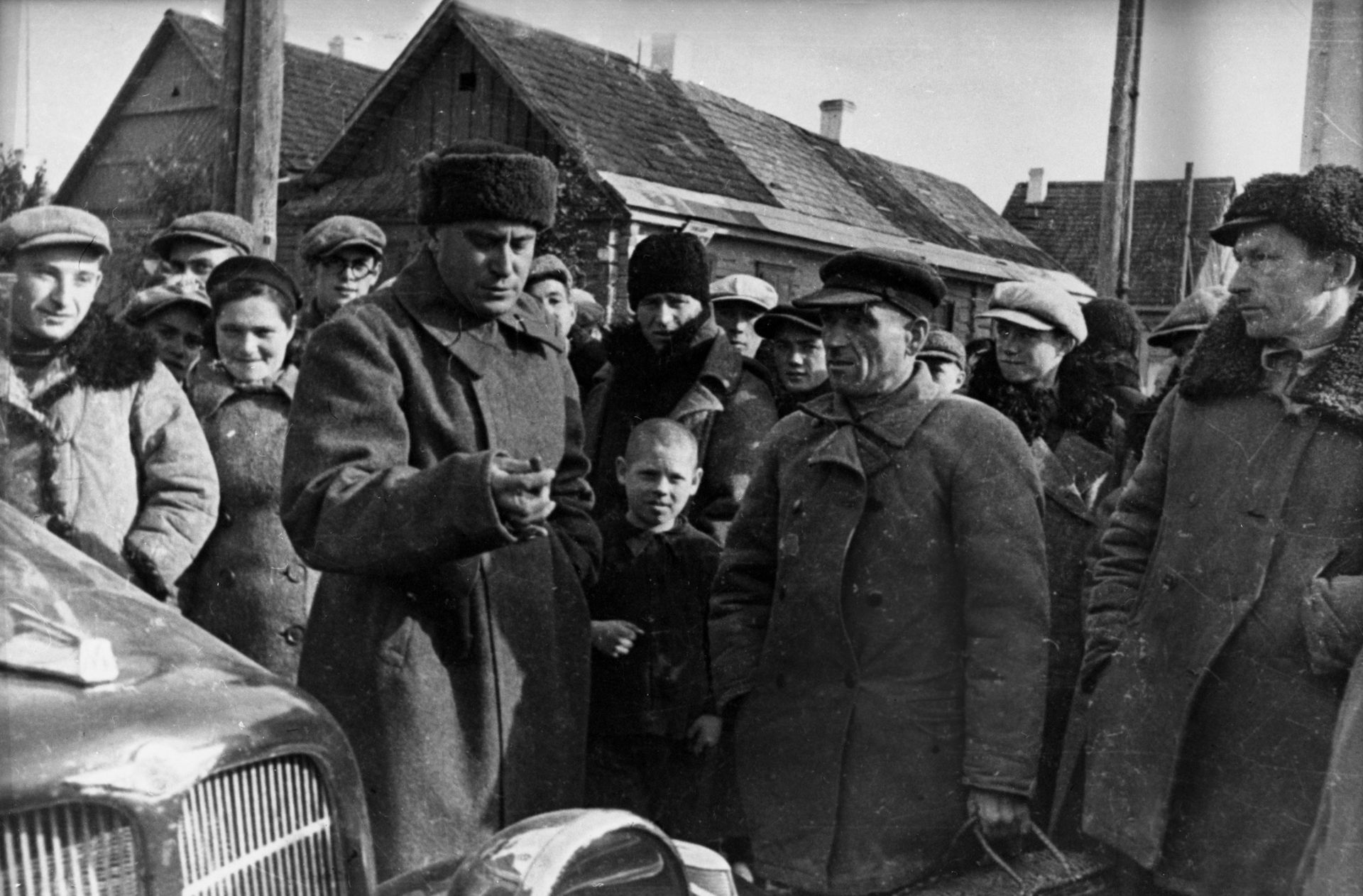 Писатель Валентин Катаев беседует с жителями города Сморгонь, Западная Белоруссия. Октябрь 1939 год. - РИА Новости, 1920, 17.09.2020