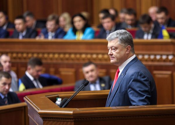 Президент Украины Петр Порошенко выступает на заседании Верховной рады Украины
