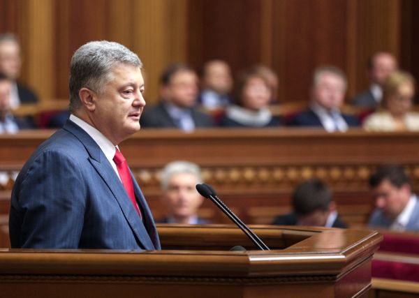 Президент Украины Петр Порошенко выступает на заседании Верховной рады Украины