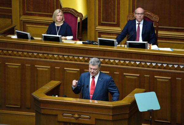 Президент Украины Петр Порошенко (на первом плане) выступает на заседании Верховной рады Украины Президент Украины Петр Порошенко (на первом плане) выступает на заседании Верховной рады Украины