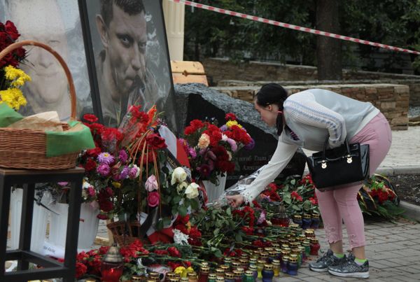 Мемориальный камень на месте гибели А. Захарченко в Донецке Мемориальный камень на месте гибели А. Захарченко в Донецке