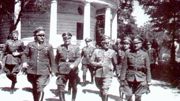 Немецкие офицеры возле Аскольдовой могилы. Киев, сентябрь 1941 года