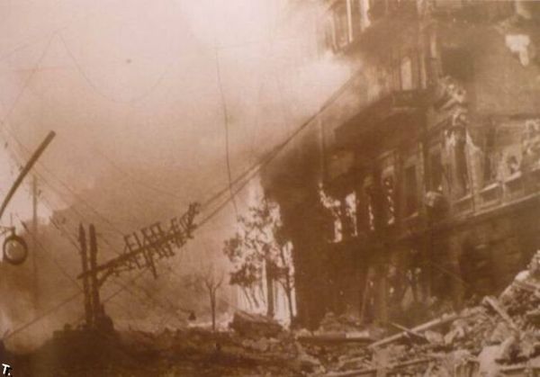 Угол улиц Крещатик и Прорезная, 24 - 25 сентября 1941 года. Так выглядел центр Киева