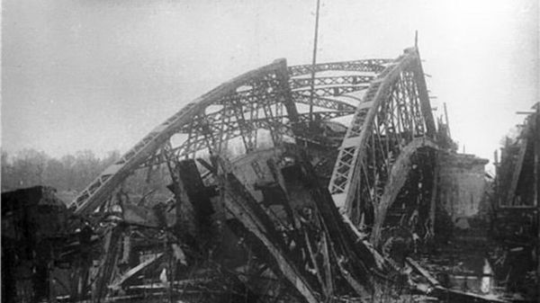 Киев 1941 год. Русановский мост, взорван красноармейцами.
