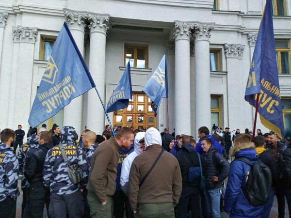 Национальный корпус у здания МИД Украины Национальный корпус у здания МИД Украины