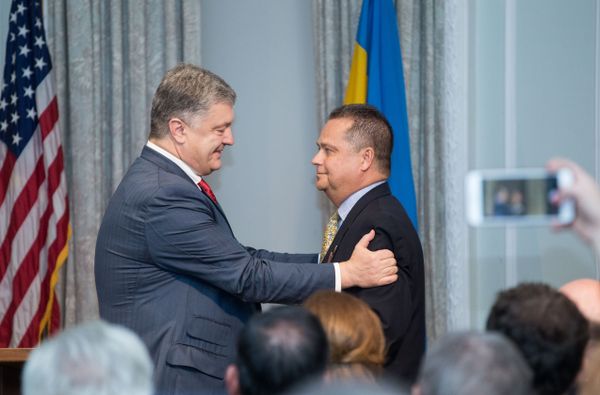 Порошенко вручает ордена в США