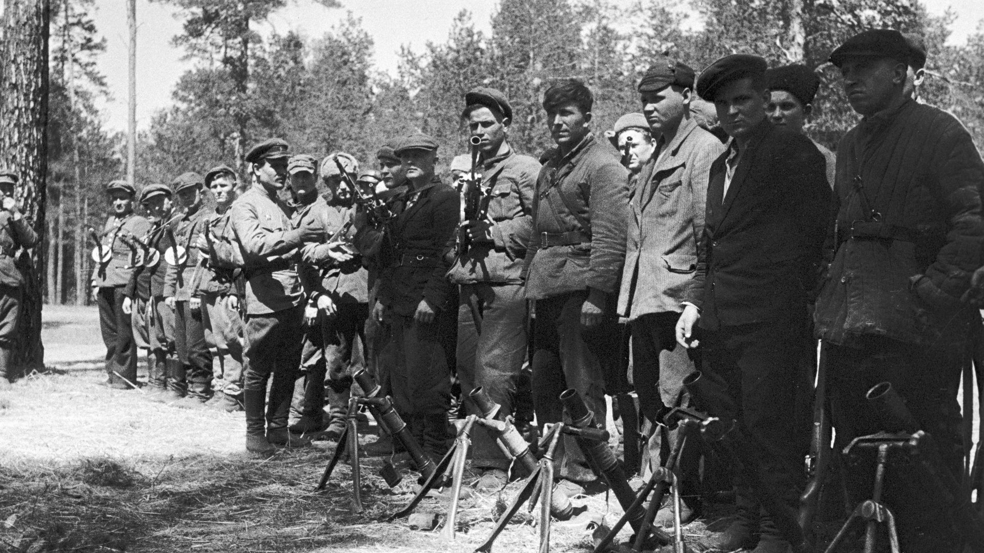 Белорусские партизаны перед боевой операцией. - РИА Новости, 1920, 04.01.2021