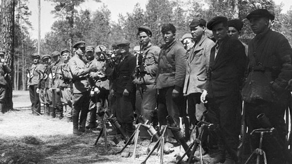 Белорусские партизаны перед боевой операцией. Белорусские партизаны перед боевой операцией.