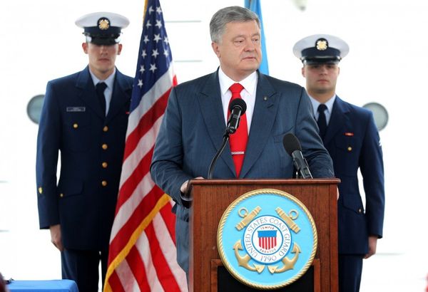 Порошенко во время посещения базы Береговой охраны США «Балтимор» в рамках рабочего визита в США