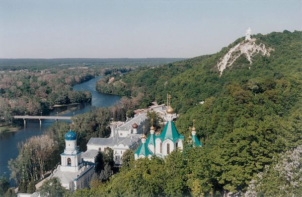 Северский Донец, православная Свято-Успенская Святогорская лавра, cтатуя Артёма на меловой горе, Святогорск, Донецкая область Северский Донец, православная Свято-Успенская Святогорская лавра, cтатуя Артёма на меловой горе, Святогорск, Донецкая область