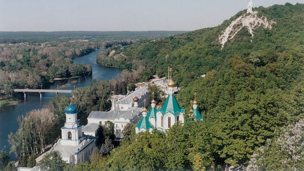 Северский Донец, православная Свято-Успенская Святогорская лавра, cтатуя Артёма на меловой горе, Святогорск, Донецкая область
