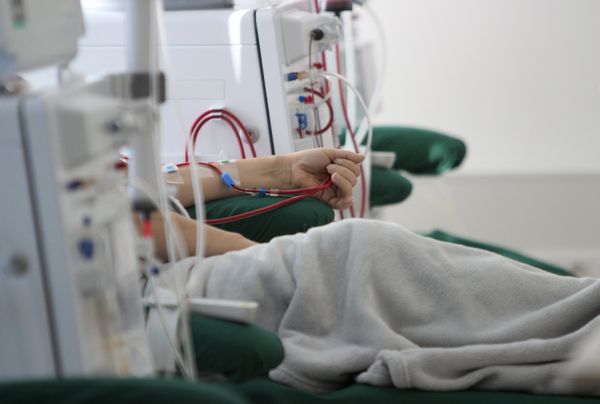 Пациент проходит медицинскую процедуру в диализном центре