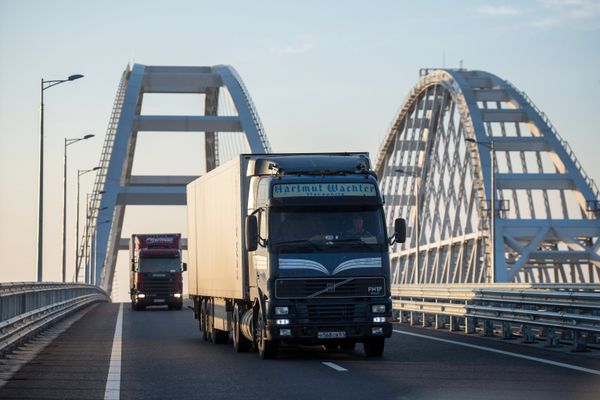 Грузовые машины на Крымском мосту Грузовые машины на Крымском мосту