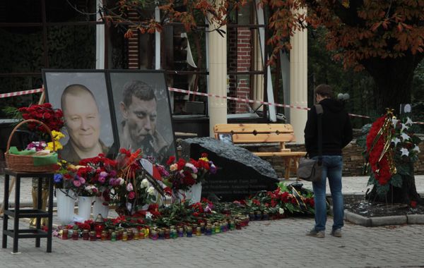 Мемориальный камень на месте гибели А. Захарченко в Донецке Мемориальный камень на месте гибели А. Захарченко в Донецке