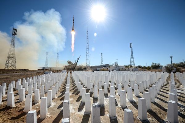 Старт ракеты-носителя Союз-ФГ с пилотируемым кораблем Союз МС-10 Старт ракеты-носителя Союз-ФГ с пилотируемым кораблем Союз МС-10