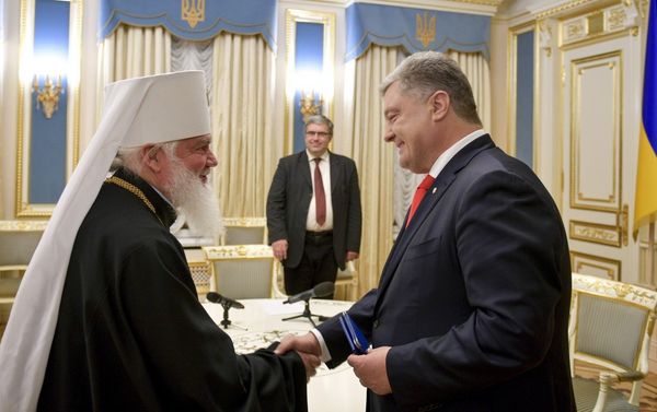 президент Украины Петр Порошенко и митрополит УАПЦ Макарий президент Украины Петр Порошенко и митрополит УАПЦ Макарий