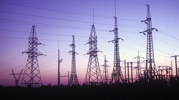 От Литовской ГРЭС высоковольтные линии уходят во все концы республики